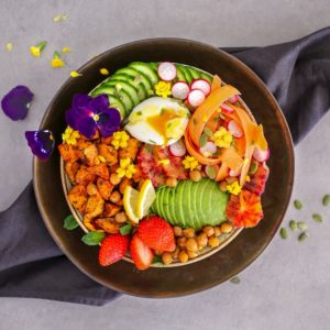 Buddha bowl printanier : avocat, patates douces, orange sanguine...