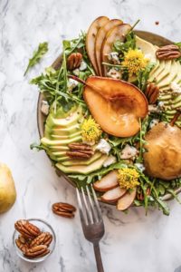 Salade de poires caramélisées au vin, bleu de chèvre & noix de Pécan