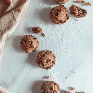 🤍 Scones à la farine de sarrasin, chocolat et noix caramélisées aux saveurs douces et à la texture sablée. A déguster sous un plaid de préférence ☁️ Recette sur le blog, lien dans la bio. Enjoy! 🍪  Когда либо пробовали сконы? Английские булочки из гречневой муки с чёрным шоколадом и орехами в карамели чудесно подходят к #teatime. А если ещё намазать шоколадной пастой, так просто слюнки текут. Ловите рецепт на блоге 🤎