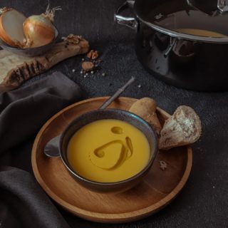 Winter warmers 💛
Chaque période de l’année est belle à sa façon 🍂 On y associe un tas de moments de bonheur, comme être emmitouflé dans un plaid, devant une série avec un onctueux velouté de Butternut au lait de coco. Un « classique », réalisé dans le brillant faitout Fusiontec (en partenariat avec @wmf_france) qui diffuse et garde idéalement la chaleur 🔥 #wmffrance