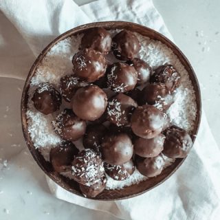 Seulement deux phrases peuvent changer mon humeur : « Je t’aime » et « On va prendre le goûter » 🤍

Lien dans la bio pour retrouver la recette de ces bonbons à la noix de coco et chocolat façon Bounty, aux notes soyeuses de vanille et fève Tonka 🥥