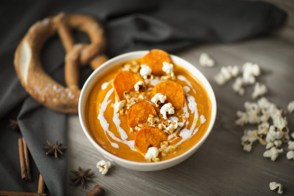 Velouté épicé à la patate douce, lait de coco et noix du Brésil