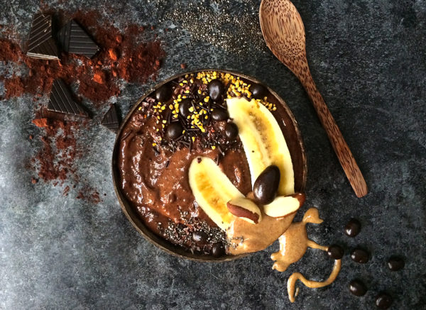 Smoothie bowl au chocolat, figues et dattes