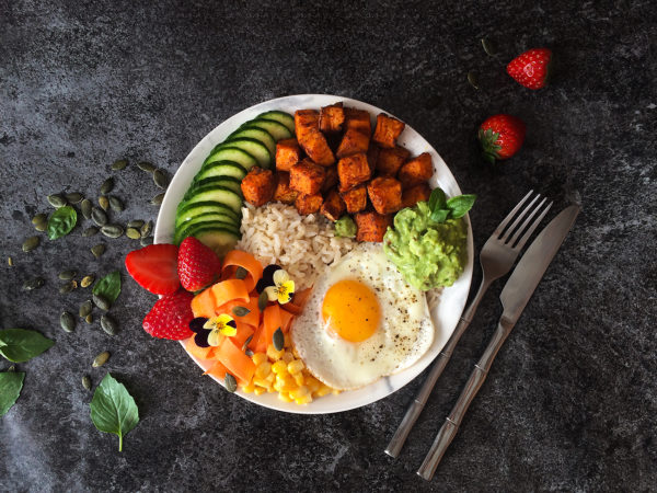 Buddha bowl printanier et pesto d'avocat