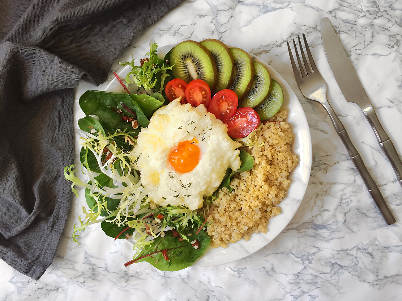 Recette spéciale brunch – le cloud egg, salade verte et quinoa