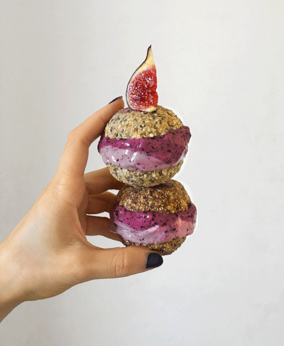 Rawcarons et glace aux myrtilles sauvages