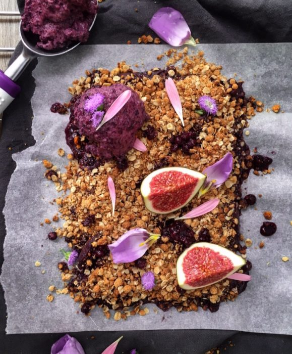 Crumble aux myrtilles et figues à la farine de coco (vegan) - Elina KST