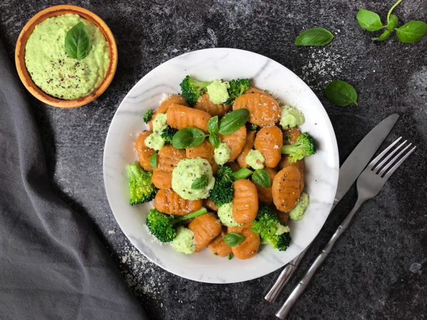 Gnocchis de patate douce et pesto d'avocat et noix du Brésil