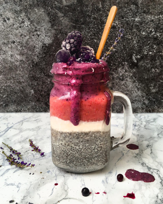 Pudding de chia au coco, nicecream framboises et myrtilles