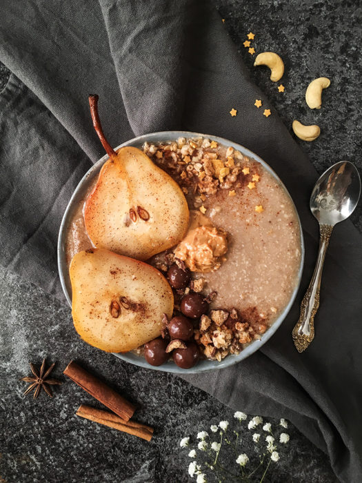 Smoothie bowl façon pain d'épices dans le ciel étoilé de Noël