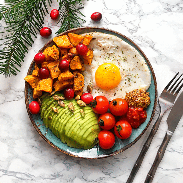 Buddha bowl hivernal : patates douces, avocat, cranberries