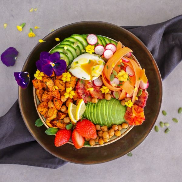 Buddha bowl printanier : avocat, patates douces, orange sanguine...
