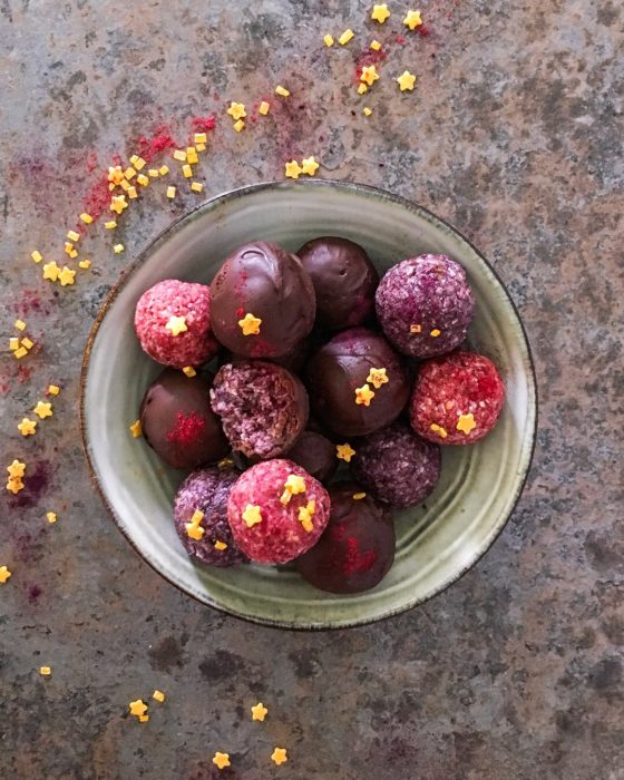 Recette healthy facile : bonbons crus à la noix de coco, betterave et Goji noire