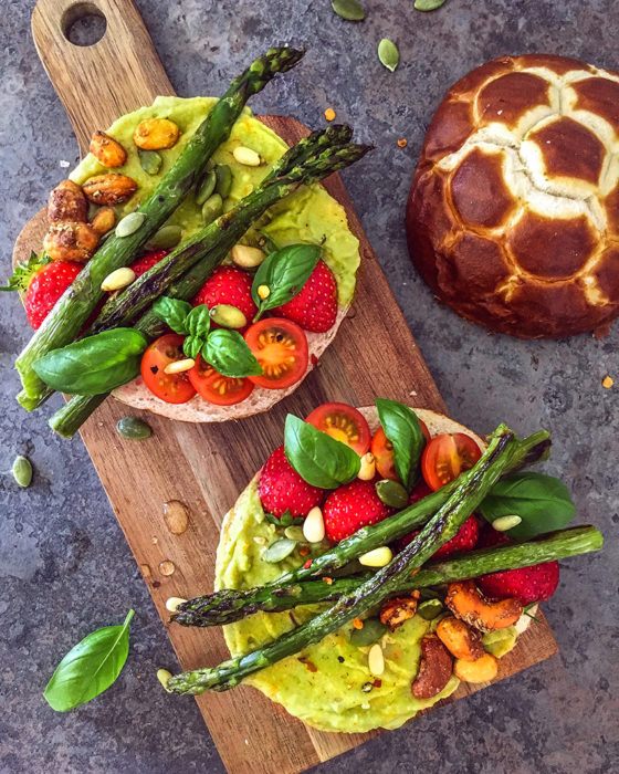 Tartines d'avocat, asperges poêlées, fraises et tomates cerises