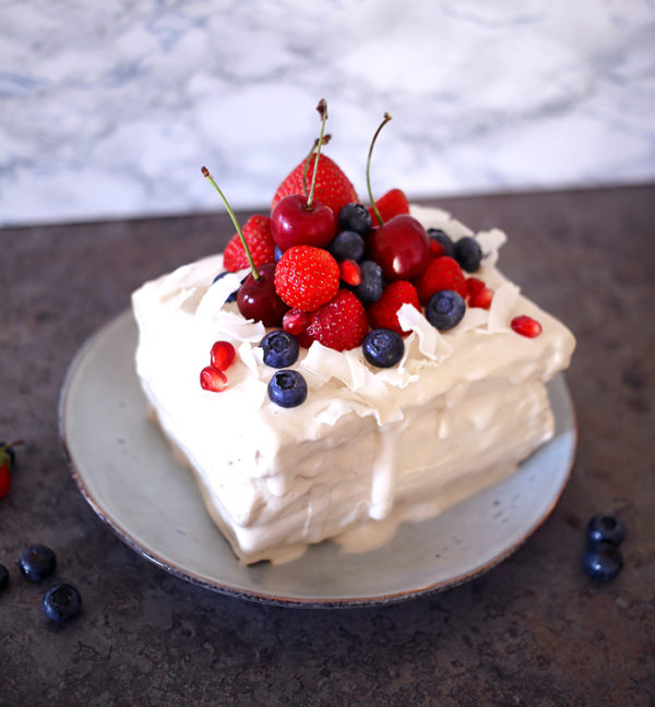 Gâteau healthy façon pancake sans gluten, noix de coco et fruits rouges