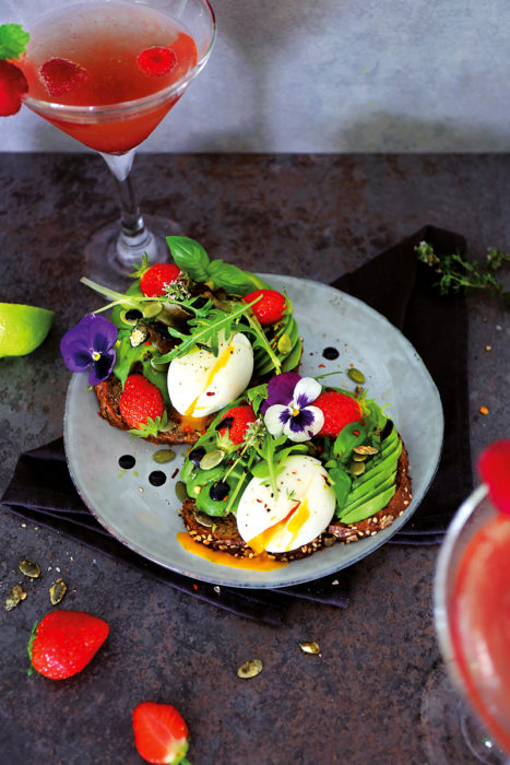 Avocado toast gourmand fraises, basilic et citron vert & cocktail ToutMa N°50