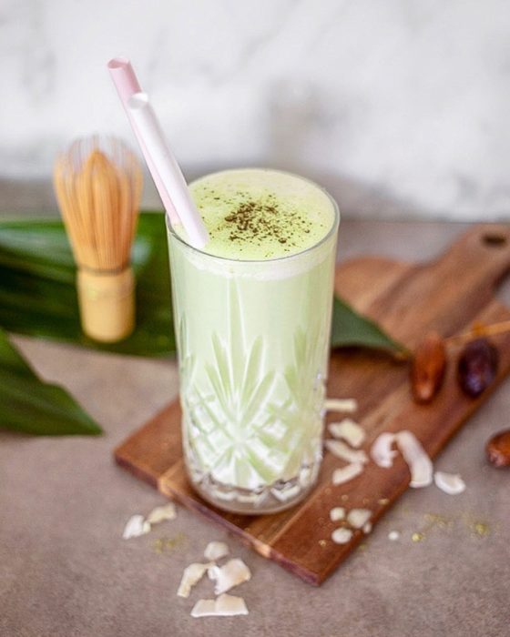 Le meilleur matcha latte coco aux dattes pour commencer sa journée
