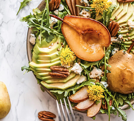 Salade de poires caramélisées au vin, bleu de chèvre & noix de Pécan